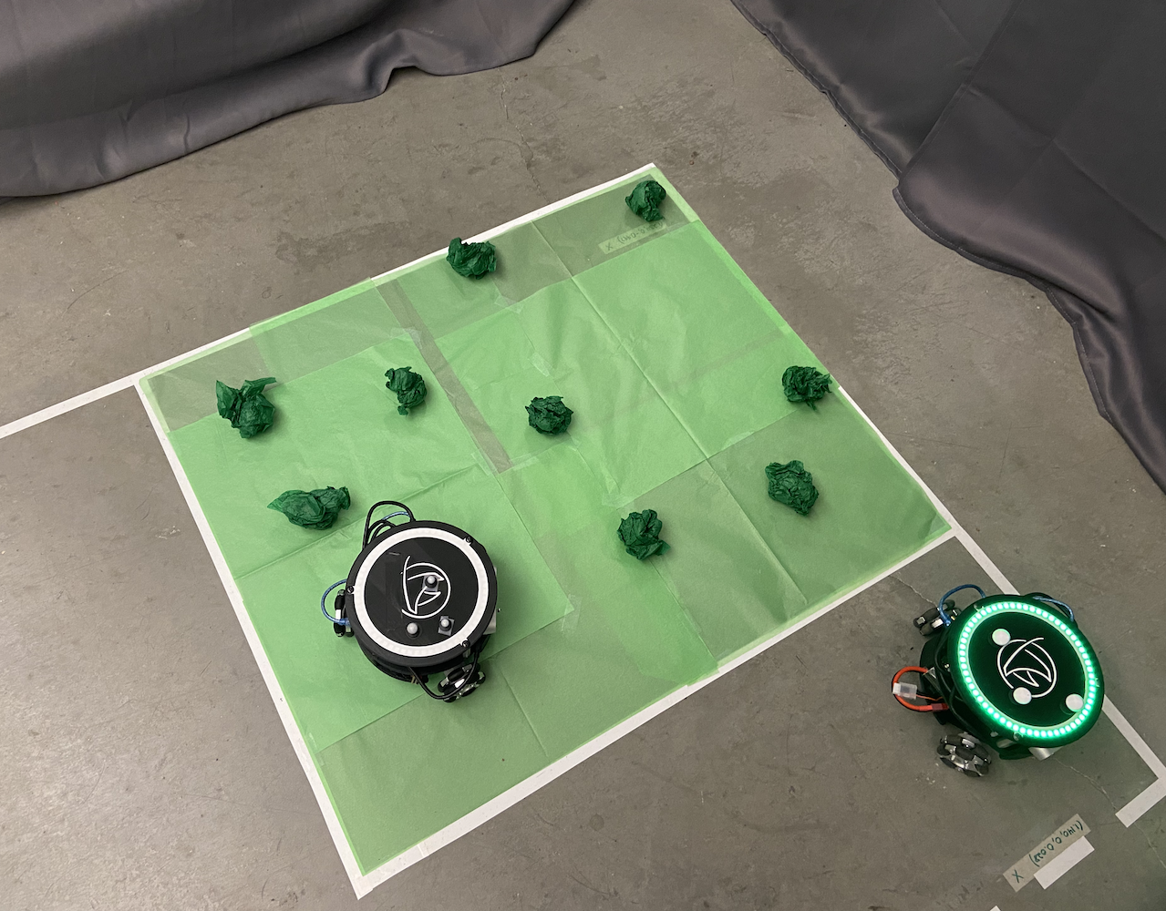 Roboter auf grünem Raster