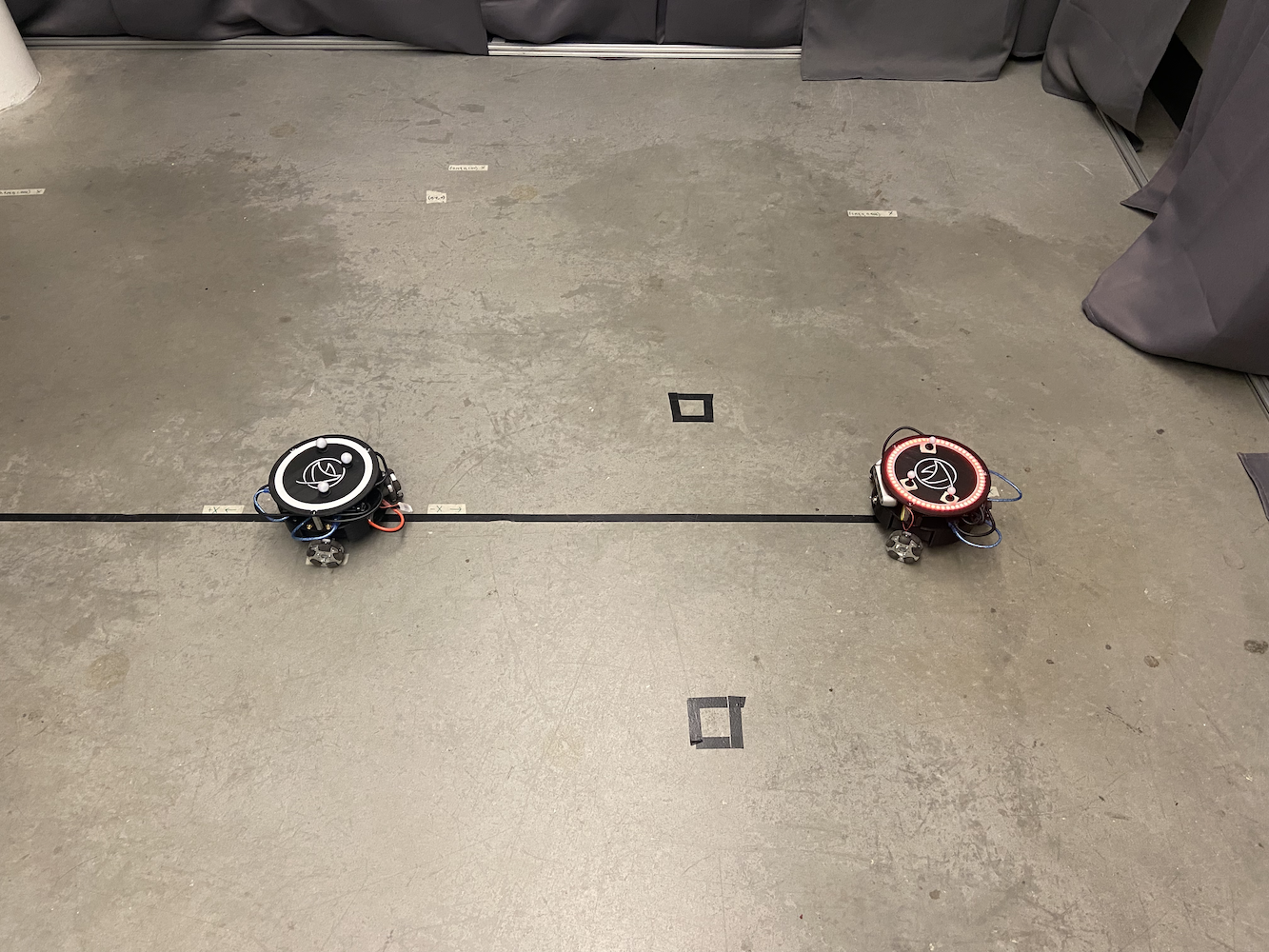 Zwei Roboter, die sich gegenüberstehen